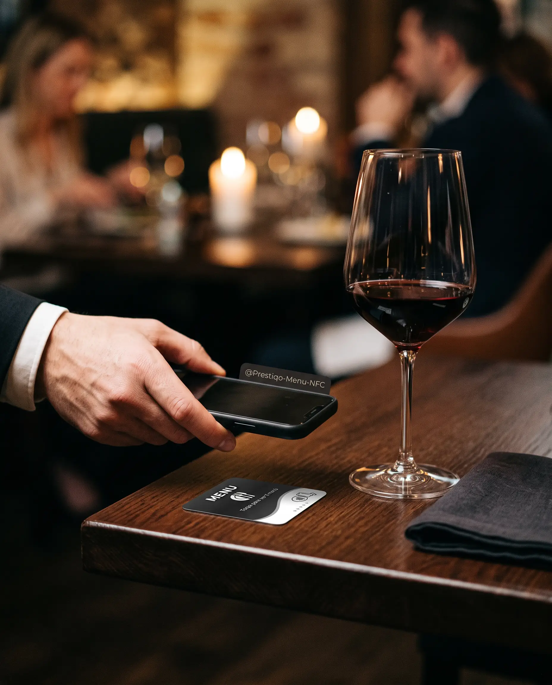 Comensal acercando su teléfono al menú NFC y abriendo la carta digital al instante