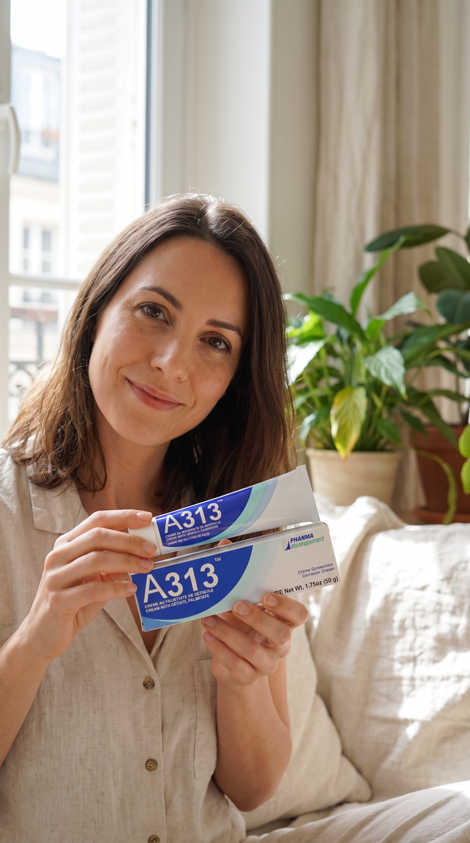 Femme appliquant la crème A313 près d'une fenêtre ensoleillée
