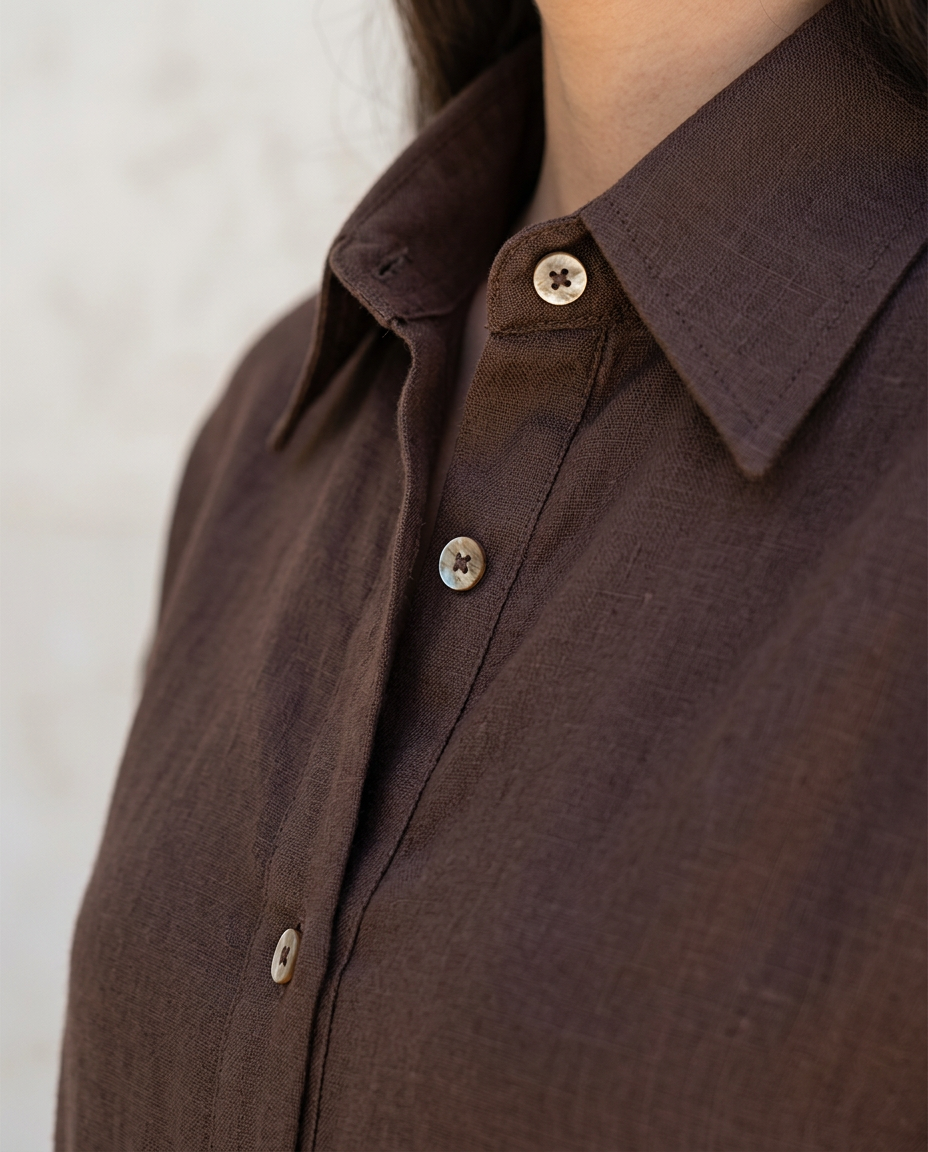 Détail du col chemise et du grain du lin