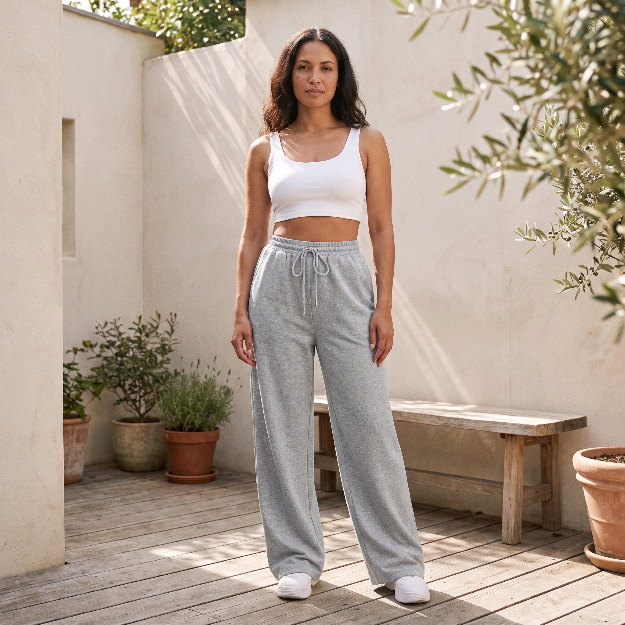 Maja joggers - hel siluett p\u00e5 en lugn inneg\u00e5rd