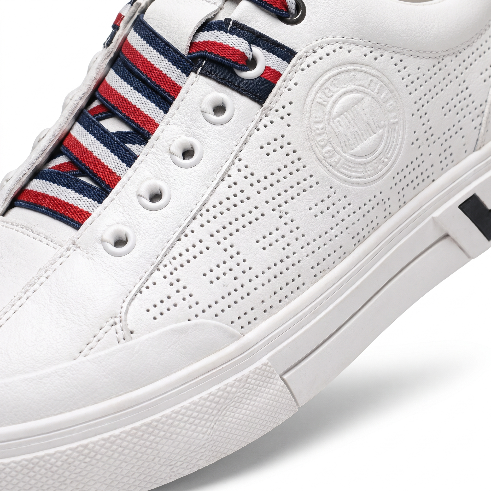 Alrik sneakers - närbild på perforeringar och resnörning
