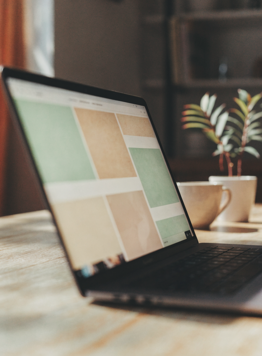 Website auf einem Laptop