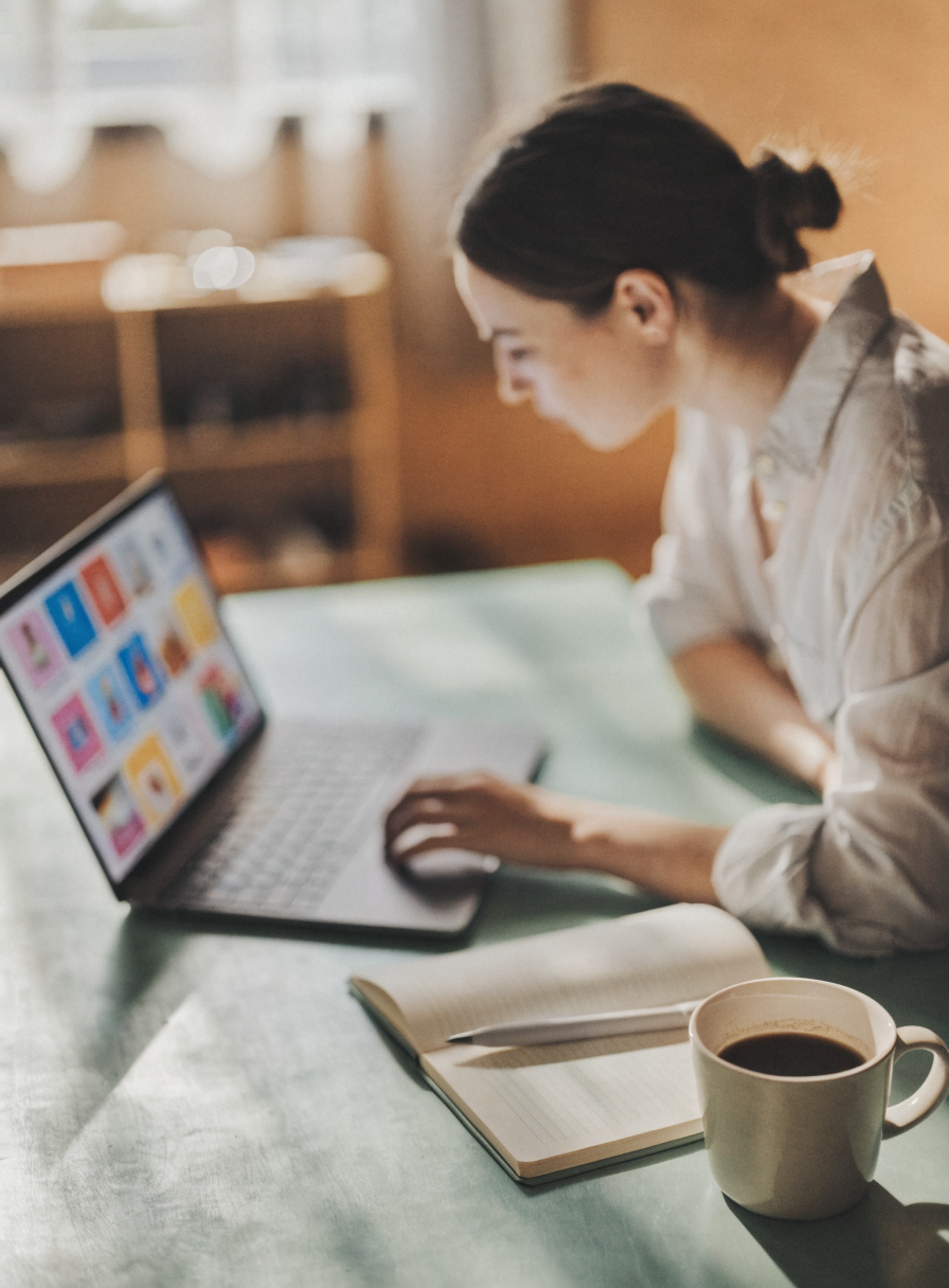 Gestalten mit Canva am Laptop