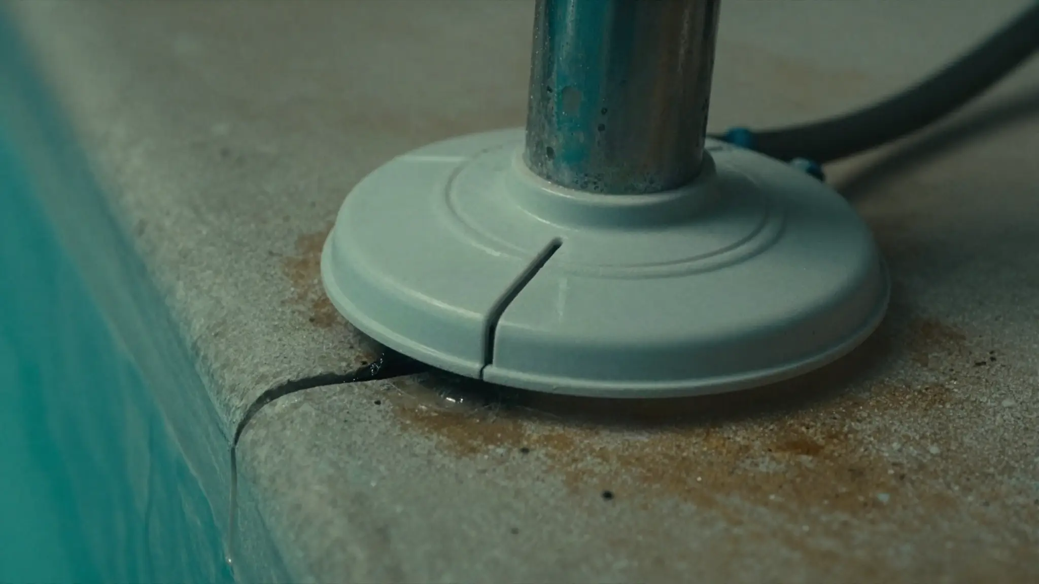 gap between a pool skimmer and the surrounding concrete causing a leak