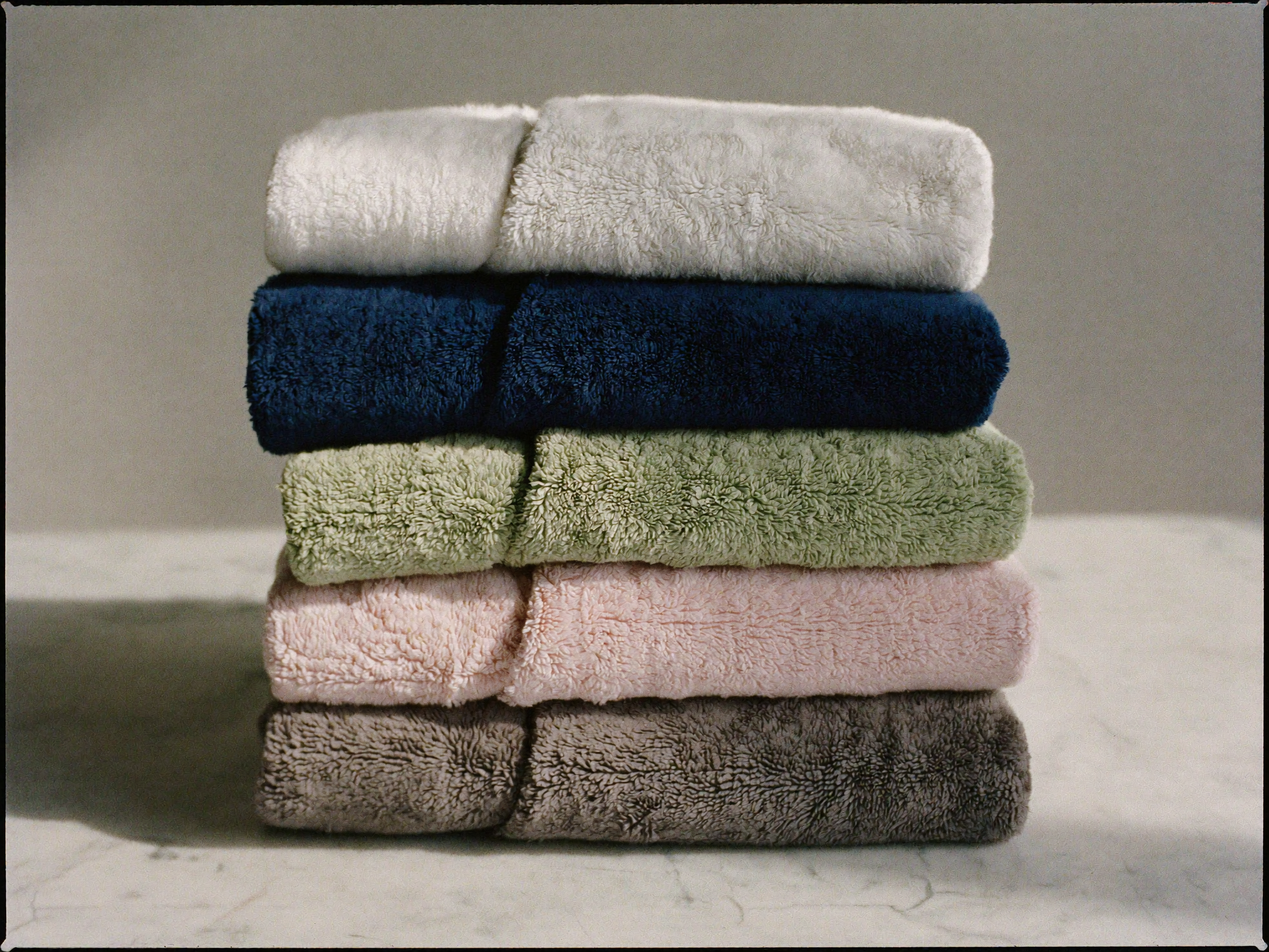 Pile de peignoirs pliés de différentes couleurs
