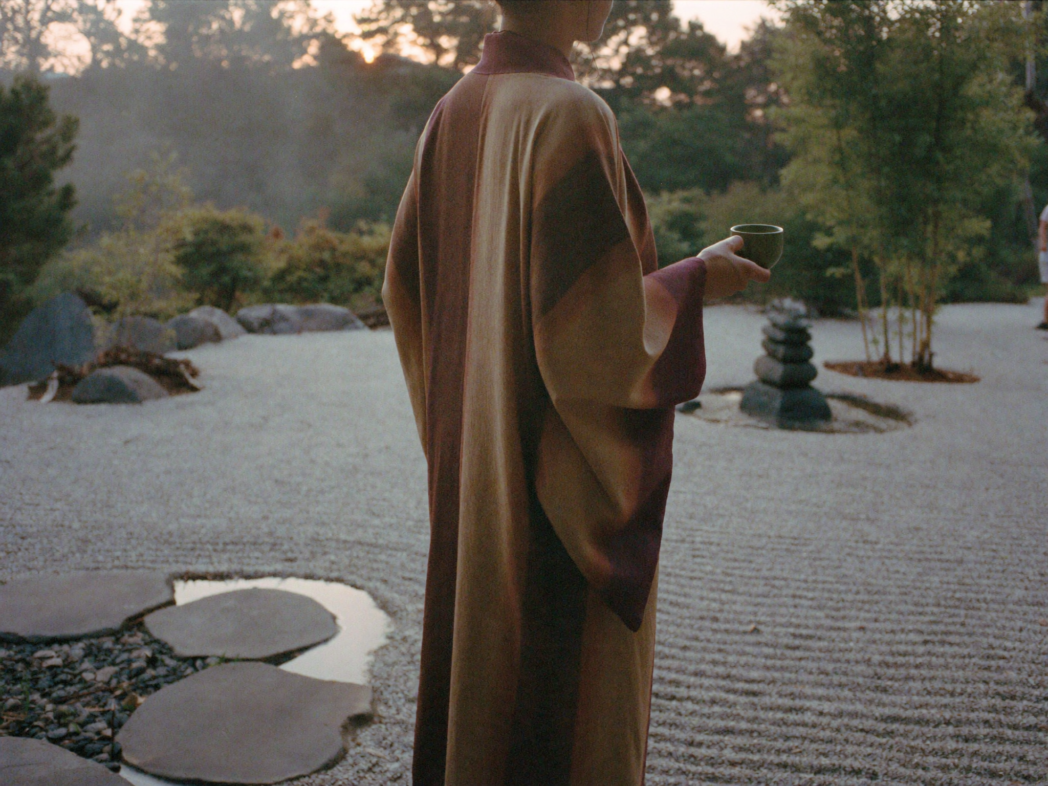 Peignoir kimono porté dans une ambiance zen