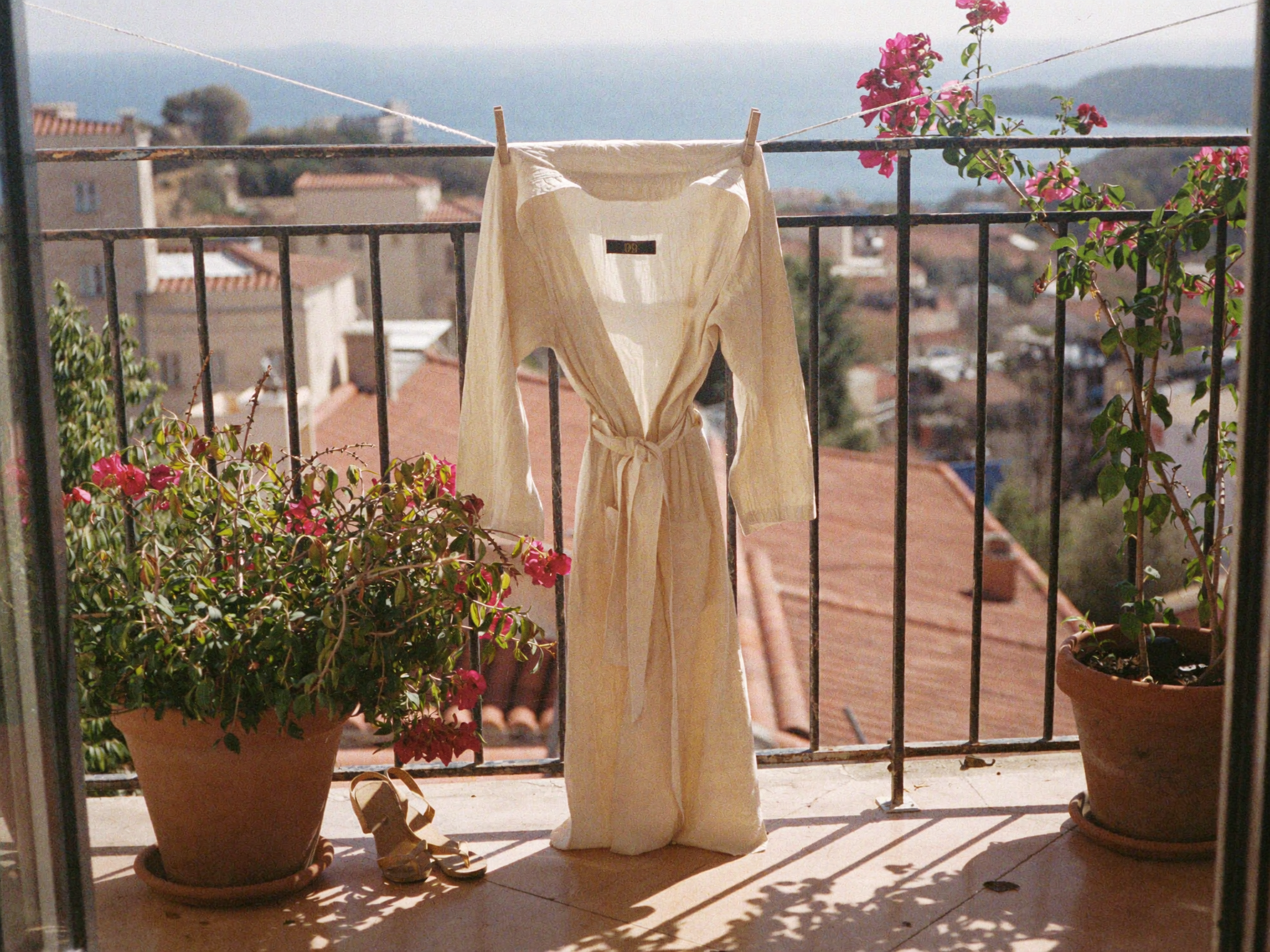 Peignoir qui sèche à l'air libre sur un balcon ensoleillé
