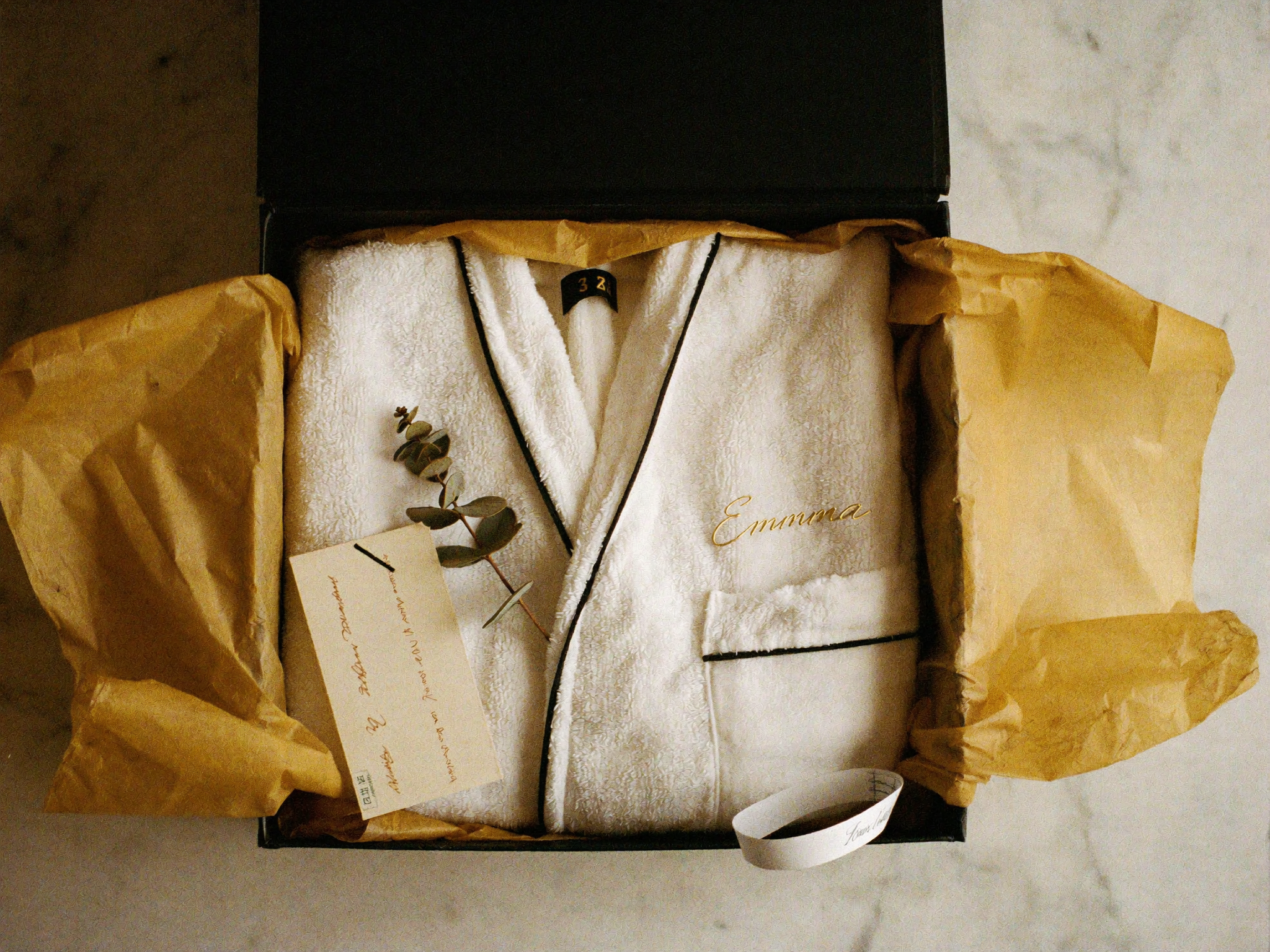 Peignoir brodé d'un prénom, ambiance cadeau élégant