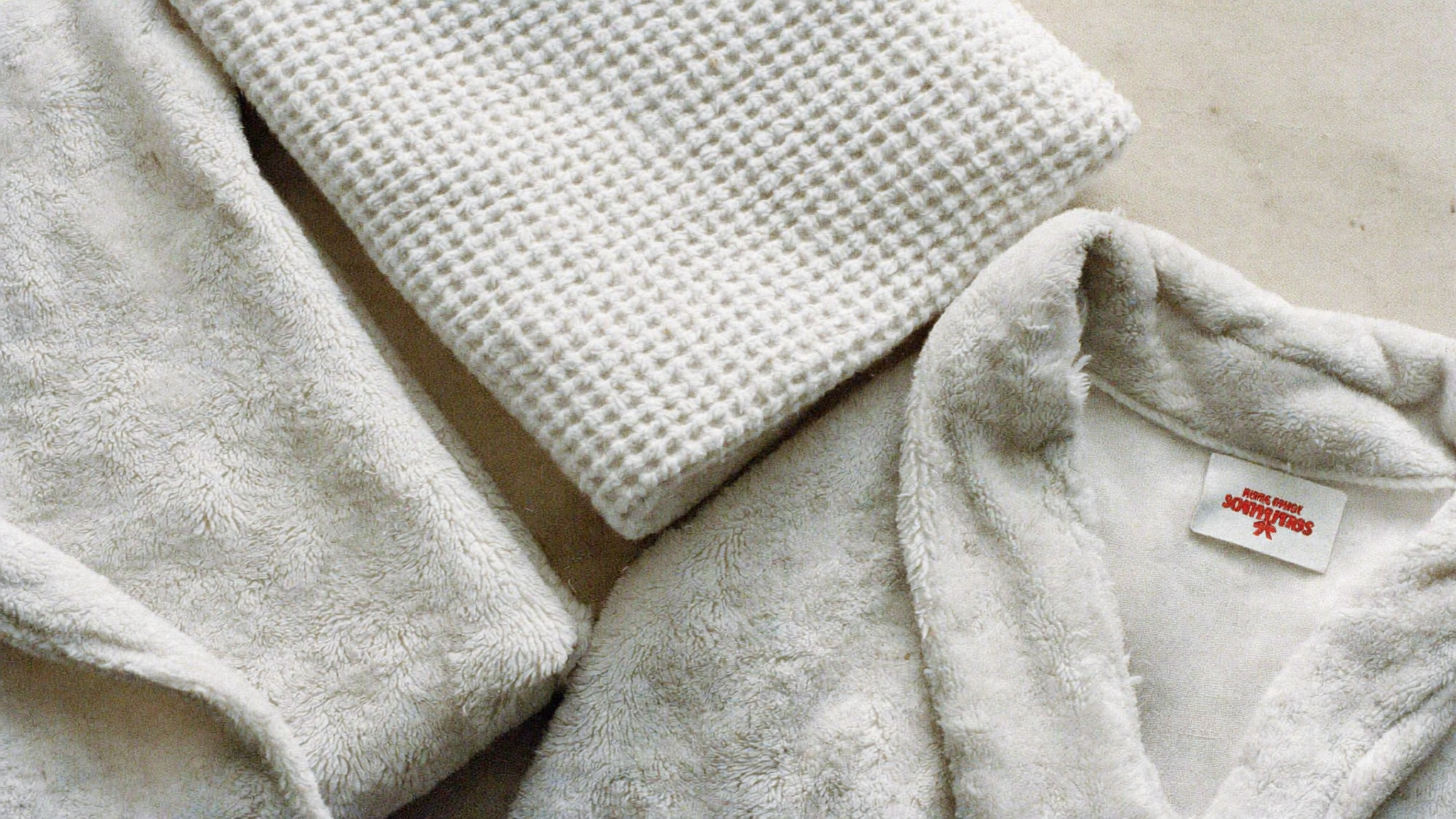 Différentes textures de tissus pour peignoirs de bain en gros plan