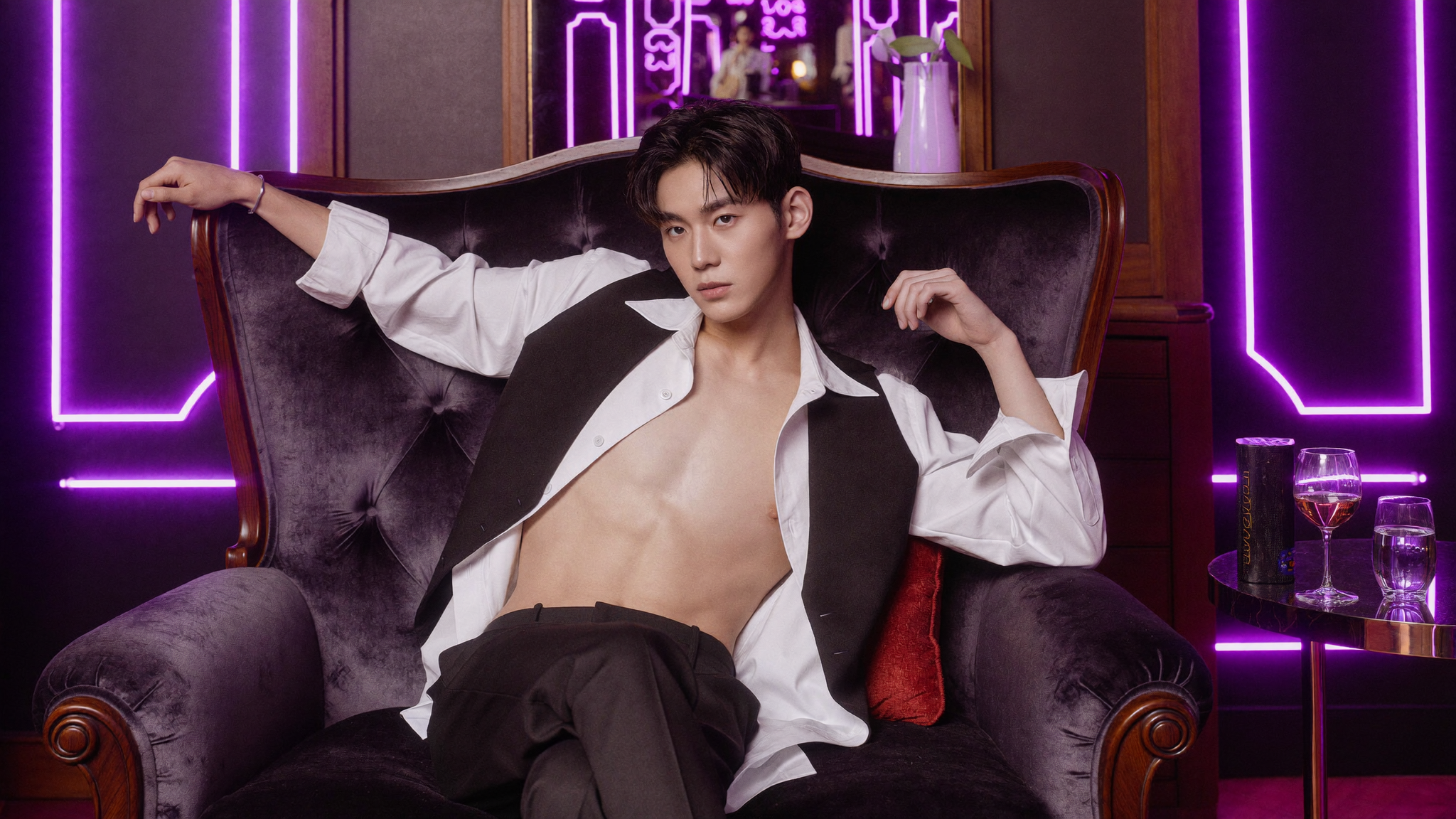 벨벳 소파가 놓인 VIP 룸에 앉은 매니저