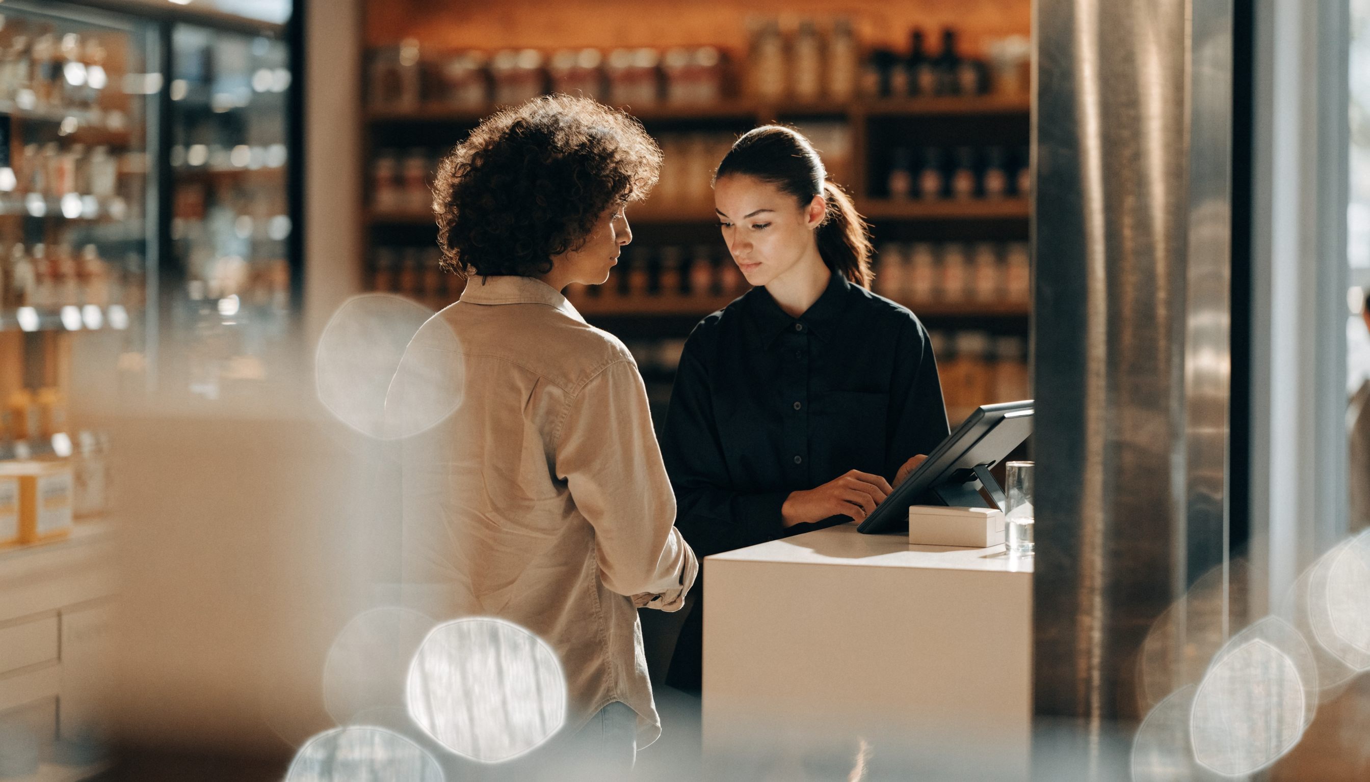 Winkelmedewerker bedient een tablet-kassa