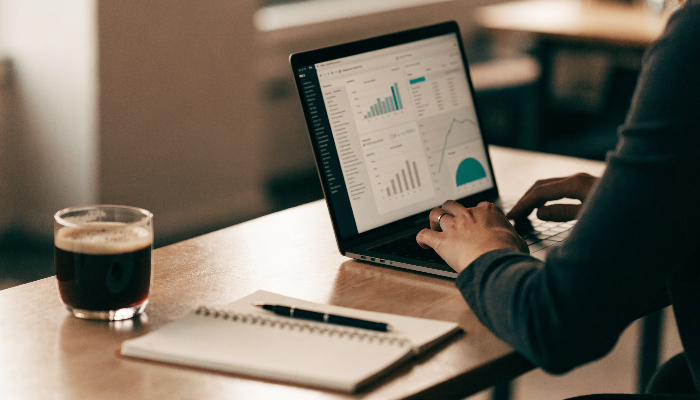 Over de schouder meekijken op een laptop met een Odoo-dashboard