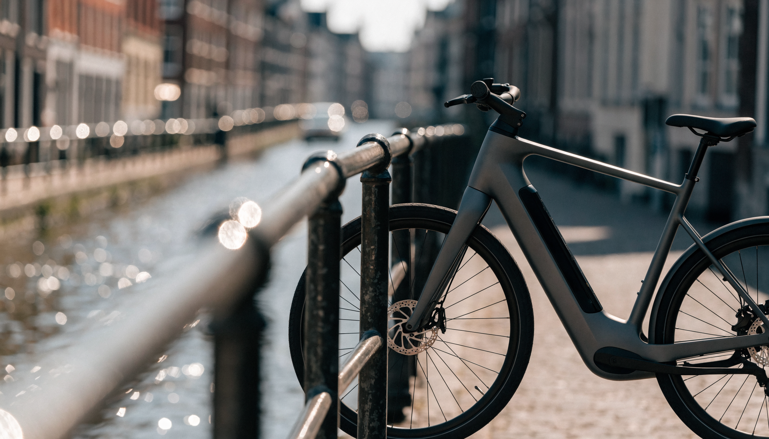 E-bike aan een Amsterdamse gracht
