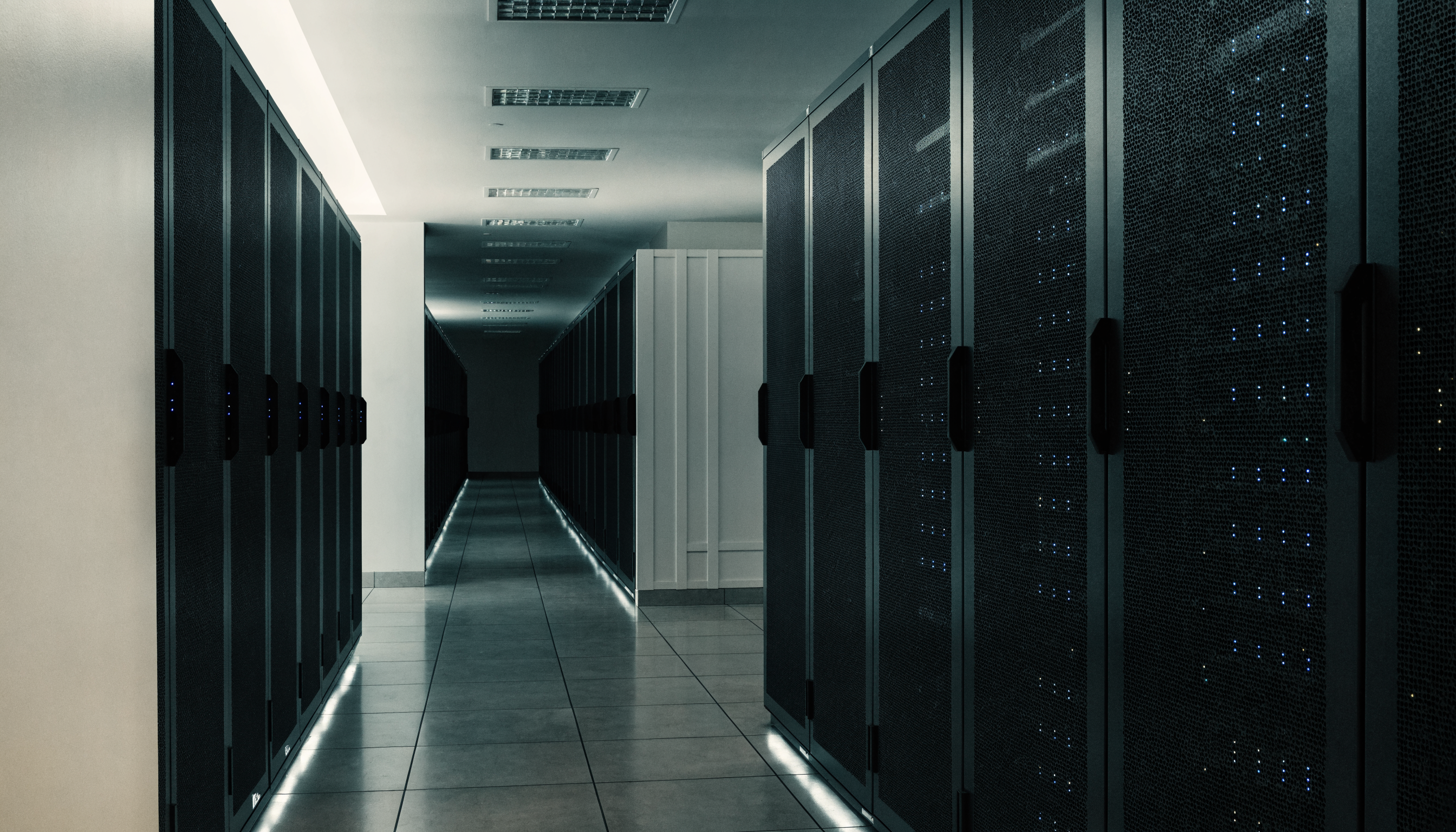 Datacenter met rijen servers en blauwe en teal statuslampjes