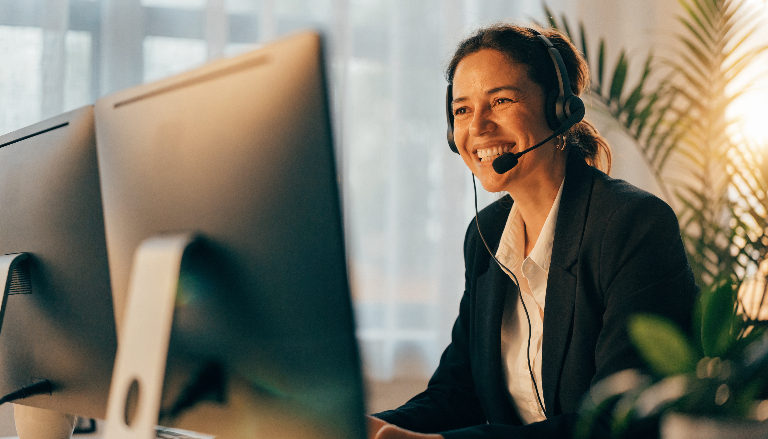 Supportconsultant met headset staat klaar om vragen te beantwoorden