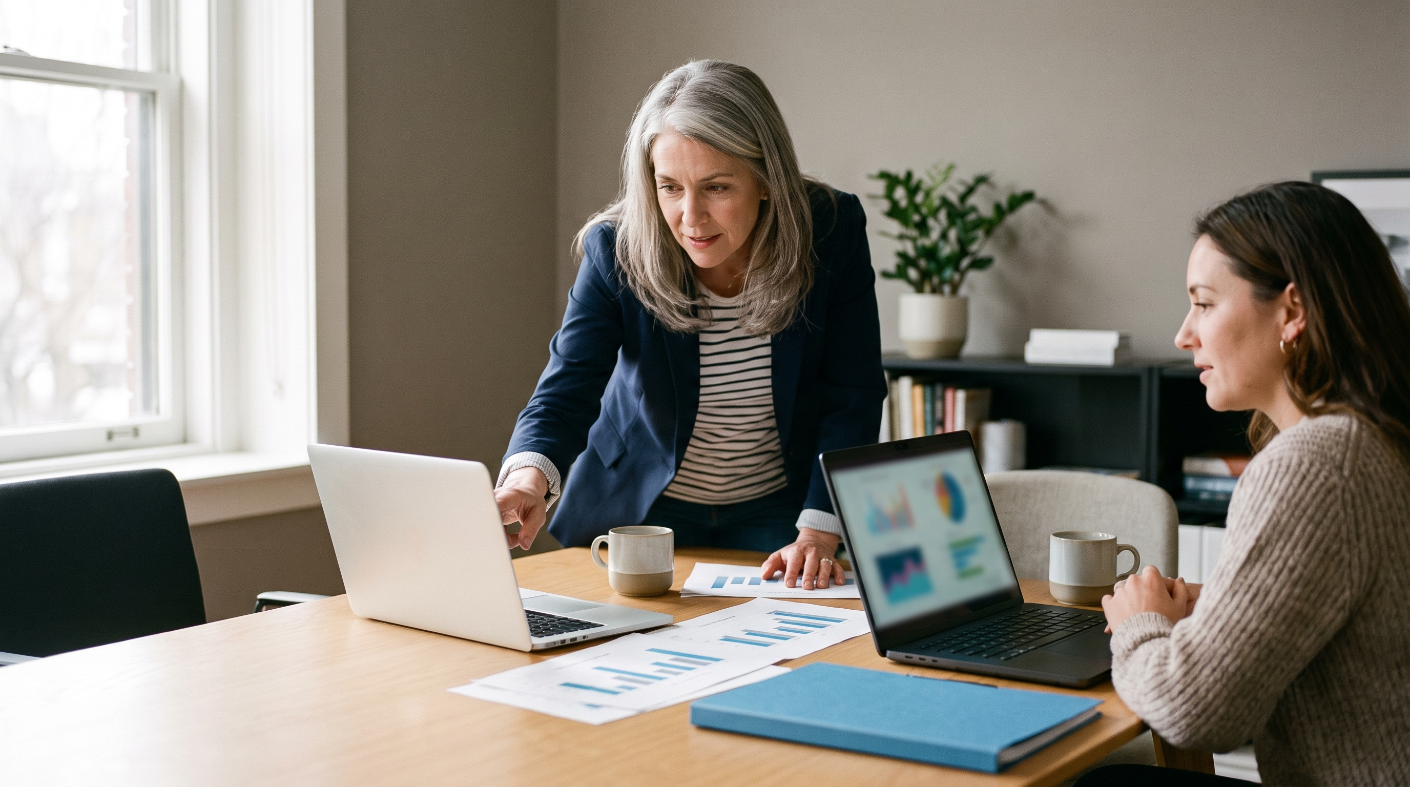 Twee laptops naast elkaar tijdens een ERP-vergelijking