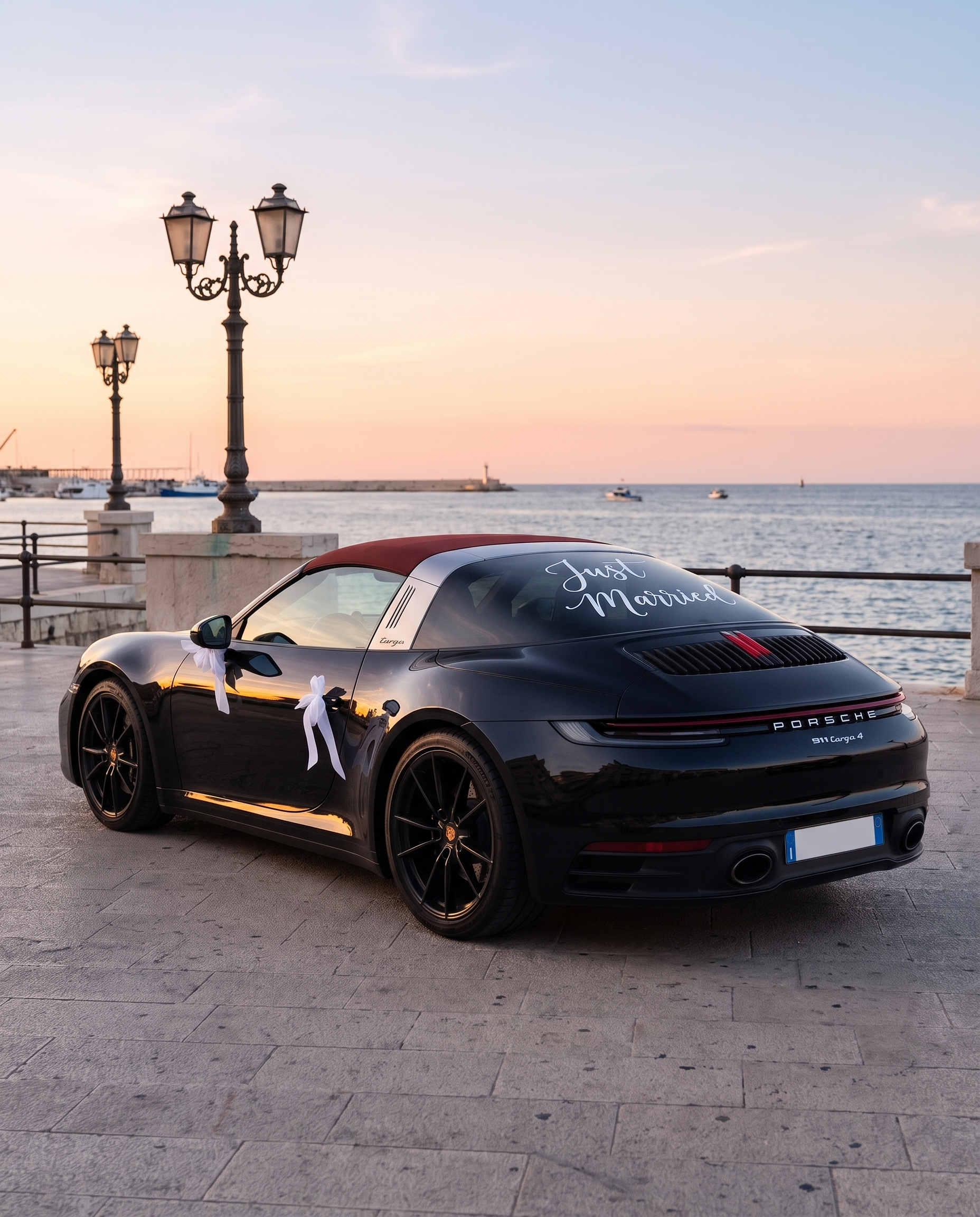 Porsche 911 Targa 4 sul lungomare di Bari