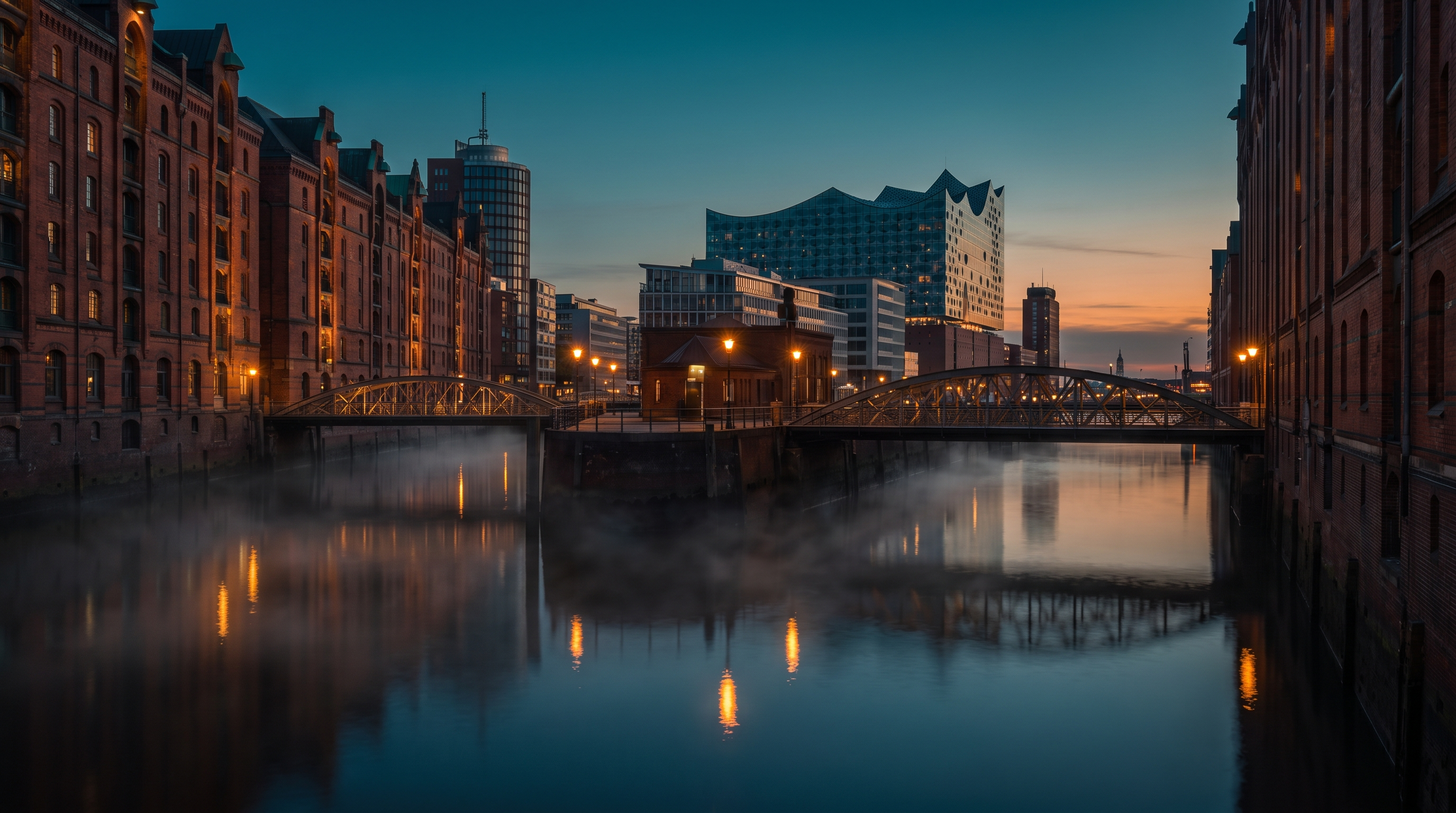 Hamburger Speicherstadt zur blauen Stunde mit Spiegelungen im Kanal
