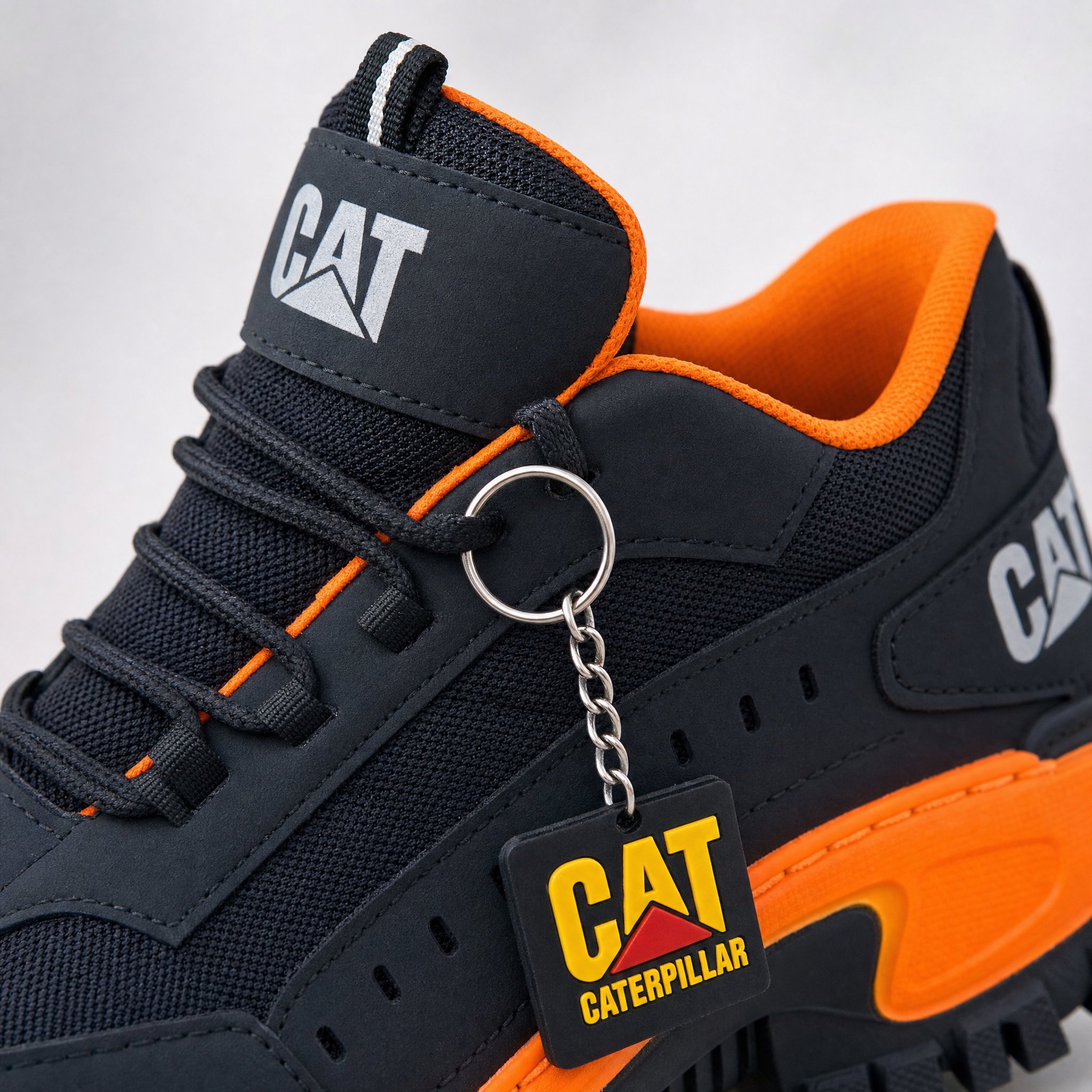 Detalle del colgante y logo CAT