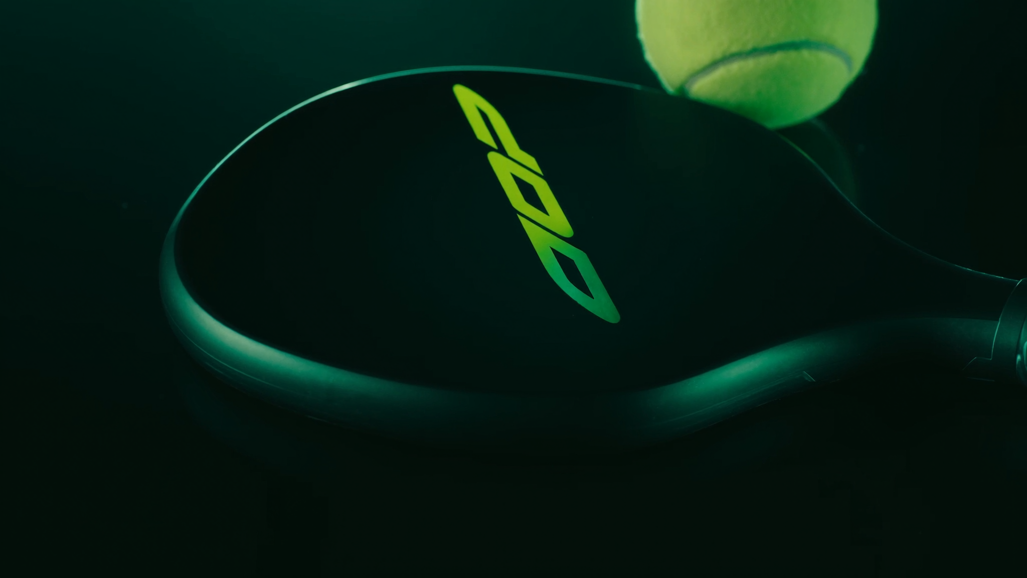 Nahaufnahme eines Padel-Schlägers und -Balls in dramatischem Licht