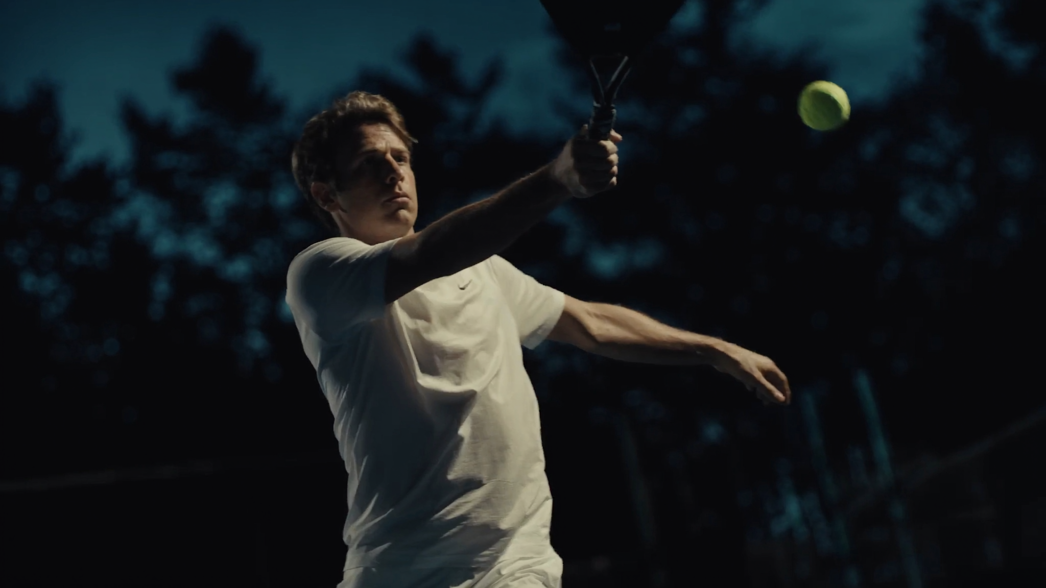 Padel-Spieler in Aktion auf dem Court