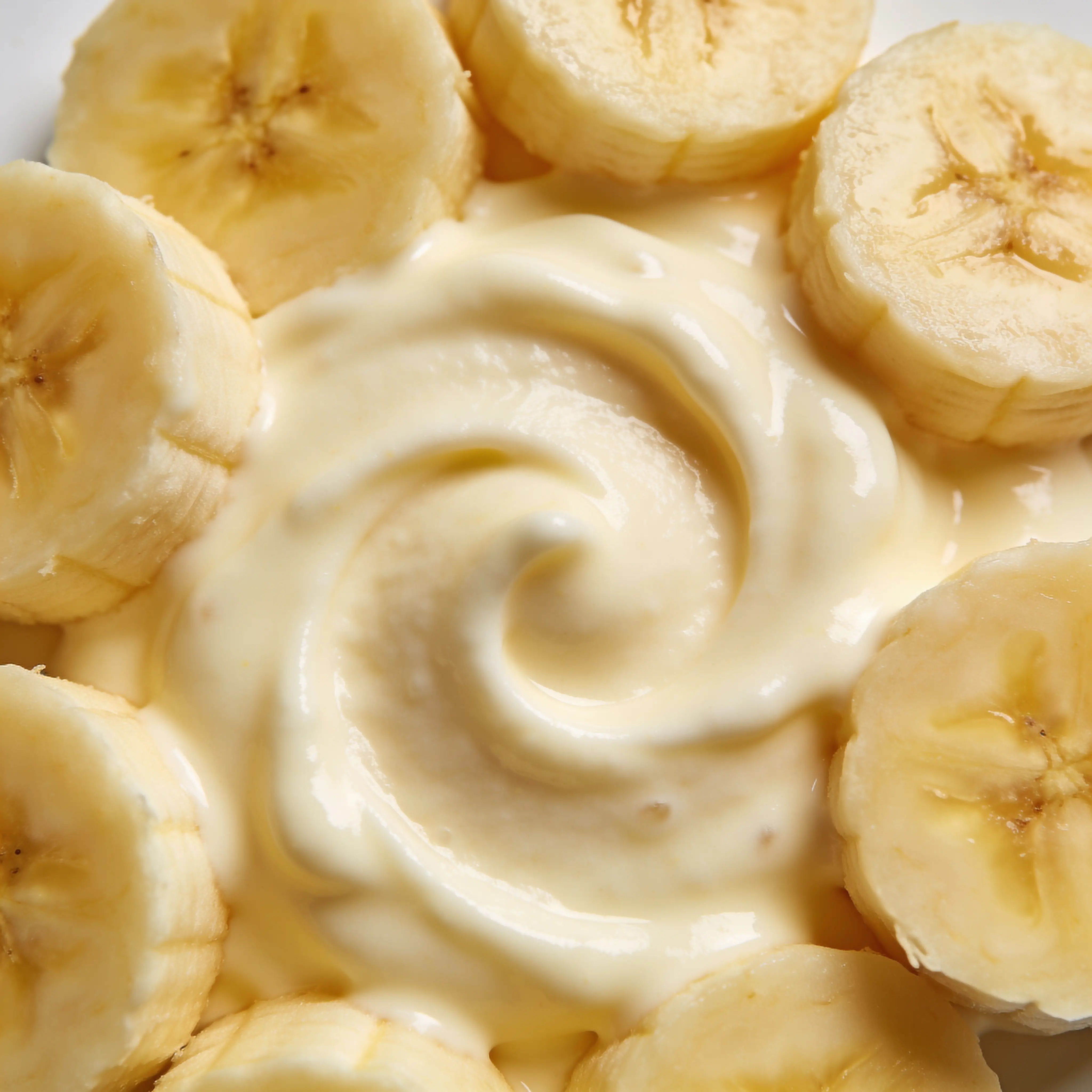 Bananenscheiben und cremiger Bananen Milkshake für Banana Milkshake