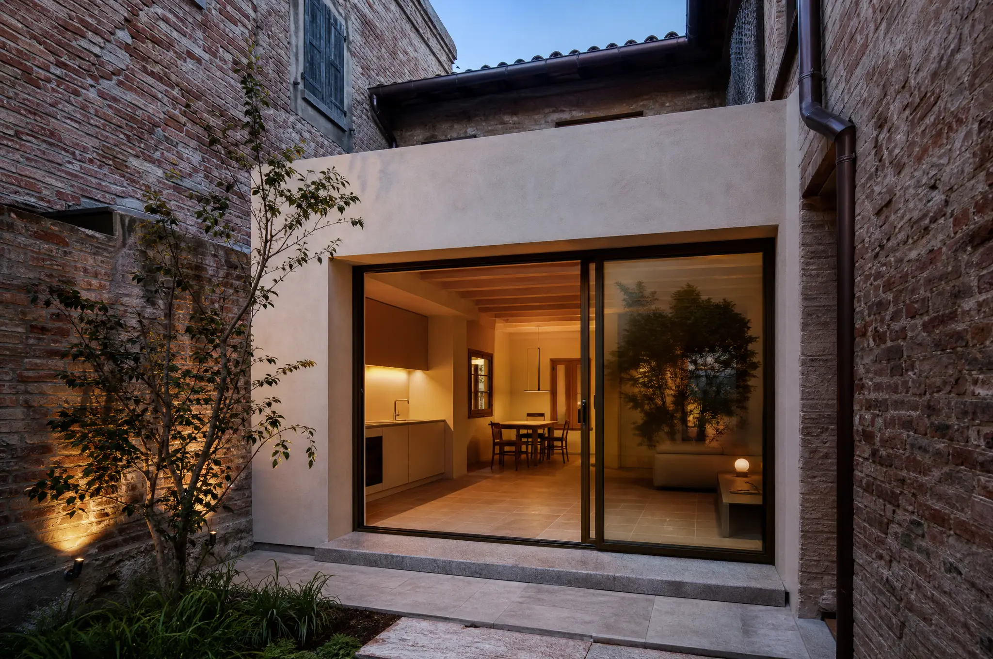 Corte 03, casa in mattoni con nuovo volume minerale