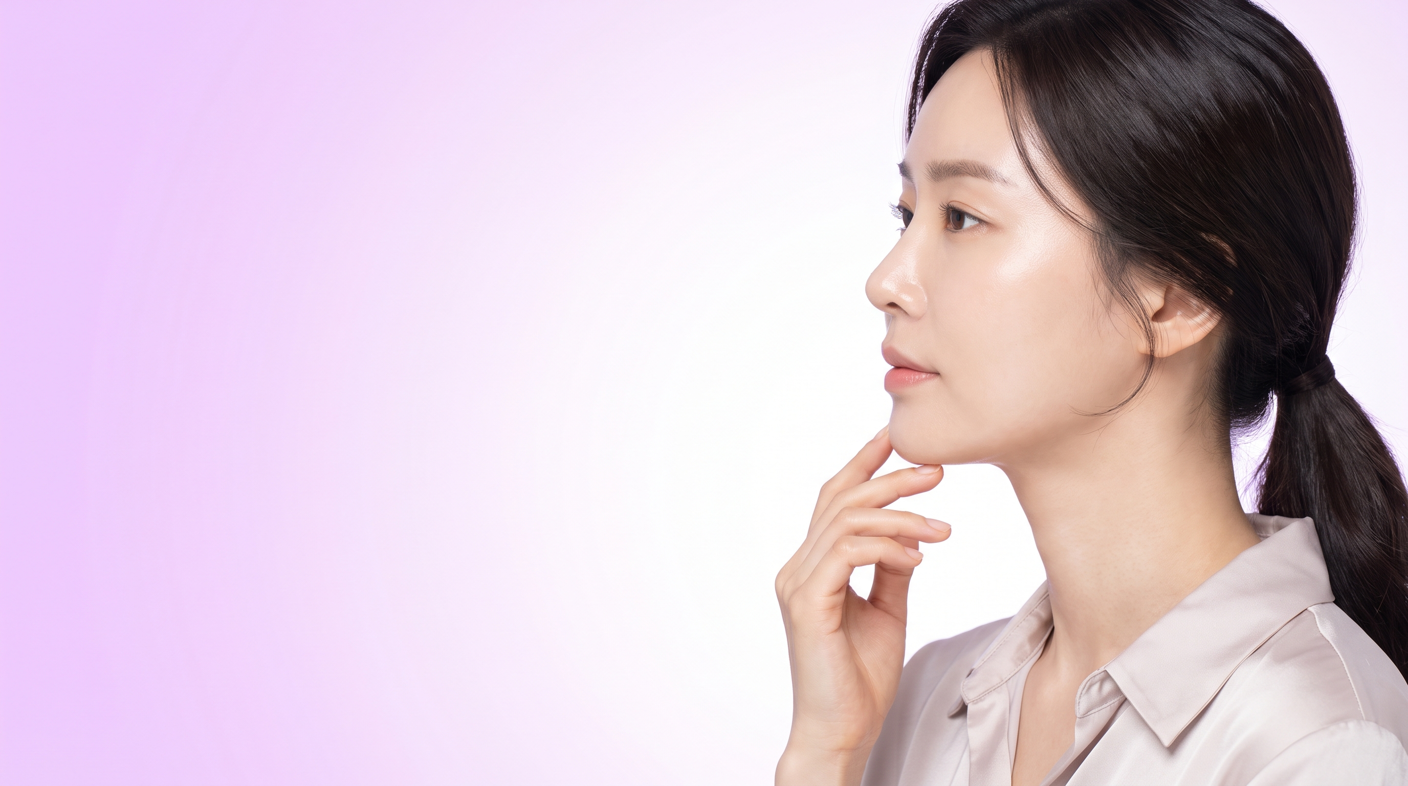 턱선을 따라 손끝을 대고 있는 30대 한국 여성의 옆모습